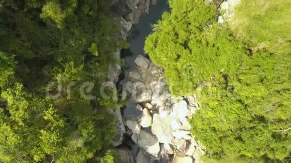 山河景观中热带森林空中景观Drun在山上看到岩石河和绿色森林视频的预览图