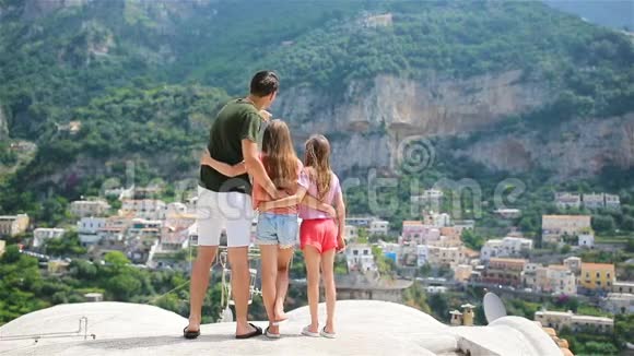 意大利阿马尔菲海岸Positano村的年轻家庭视频的预览图