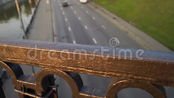 从莫斯科桥的栅栏看尤扎河及其码头的巷道视频的预览图