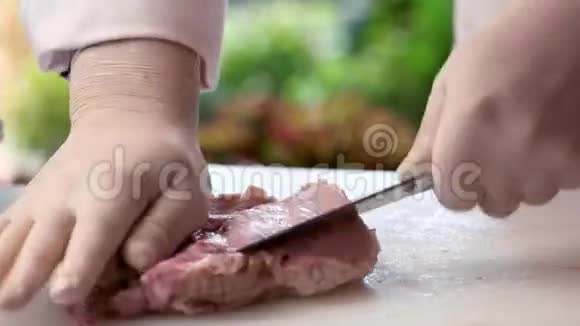 烹饪板上的生猪肉视频的预览图