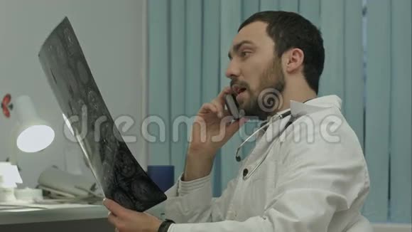 男医生用现代手机说话视频的预览图