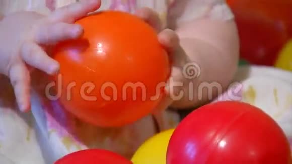 宝贝玩塑料球视频的预览图