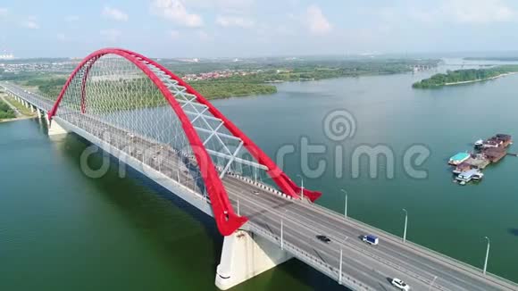 无人机飞越河流斜拉桥美丽的风景视频的预览图