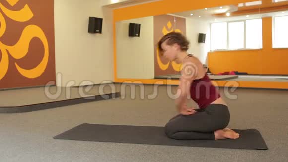 年轻女孩练习瑜伽视频的预览图