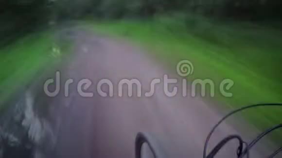 在公园里骑山地自行车视频的预览图