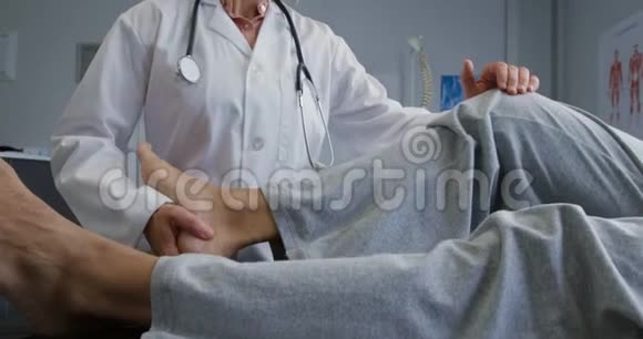 在医院工作的理疗师视频的预览图