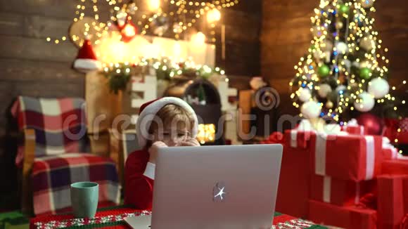 新年圣诞节的概念圣诞快乐假日快乐可爱的孩子们庆祝圣诞节孩子们喜欢视频的预览图