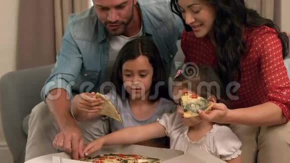 一家人在沙发上吃披萨视频的预览图