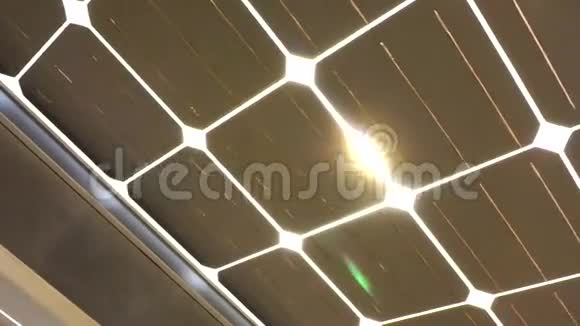 阳光透过太阳能电池屋顶照射视频的预览图