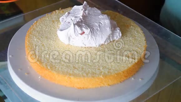 面包师用生奶油装饰蛋糕层视频的预览图