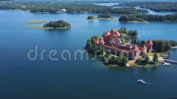 立陶宛特拉凯美丽的湖上城堡夏季特拉凯城堡的鸟瞰图视频的预览图