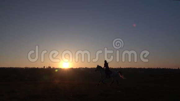 日落时骑着马的剪影慢动作视频的预览图