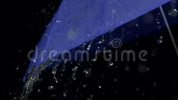 雨落在蓝色的雨伞上视频的预览图