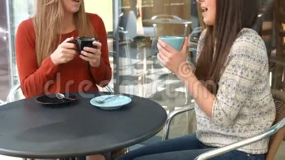 在咖啡馆喝咖啡聊天的好朋友视频的预览图