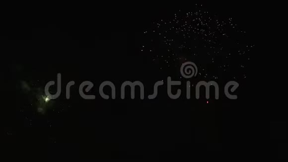 五彩缤纷的烟花在天空中视频的预览图