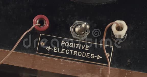 手动操作老式电气设备视频的预览图