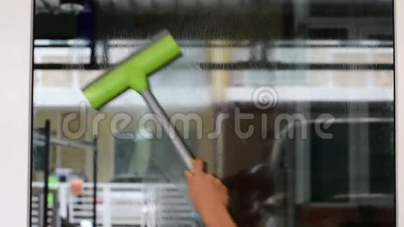 用玻璃清洁剂擦拭玻璃视频的预览图