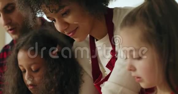 家庭为圣诞节烤饼干视频的预览图