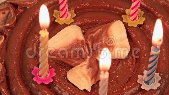 点着蜡烛的巧克力蛋糕视频的预览图