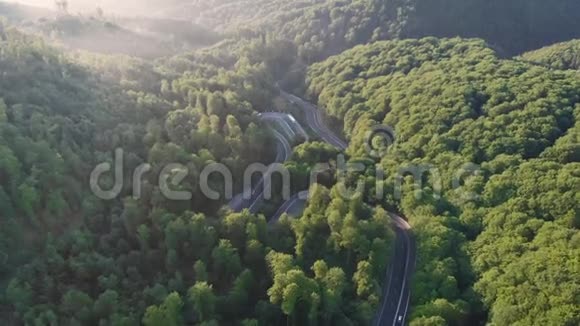一条美丽的山路的鸟瞰图视频的预览图