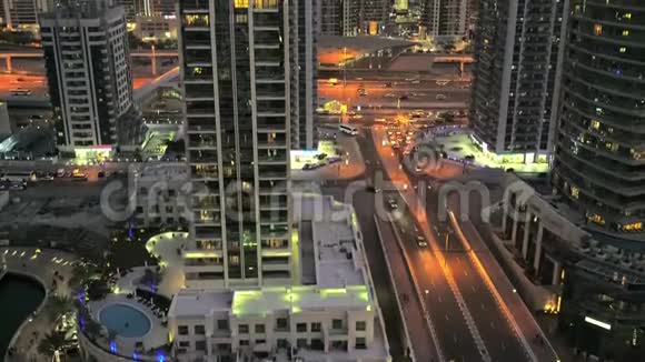 在现代城市的夜晚视频的预览图