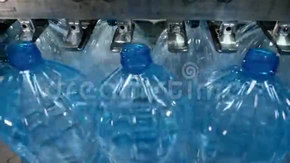 用于填充塑料瓶的工业自动化机器视频的预览图