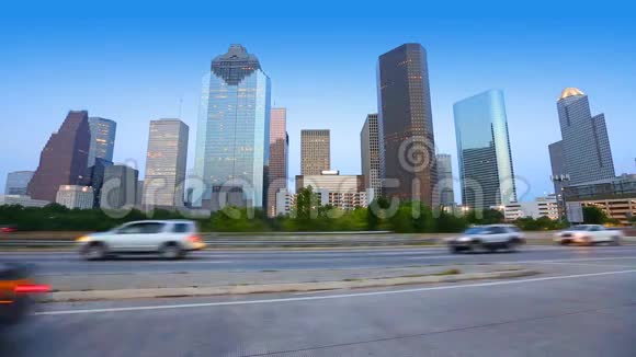 休斯顿市区天际线与交通在德克萨斯州视频的预览图