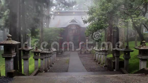 道与石灯在古代神道神社雾中的神殿米苏明日本奇奇布Saitama视频的预览图