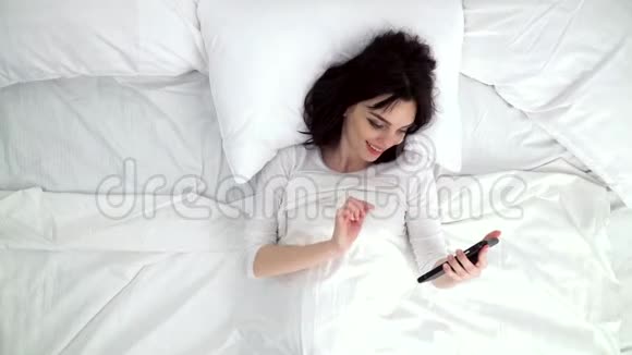 手机躺在床上的女人视频的预览图