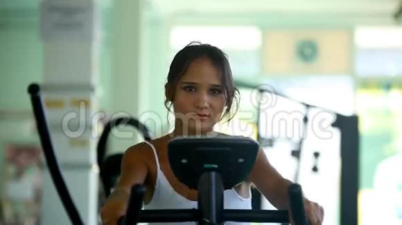 在健身房骑自行车的美女视频的预览图