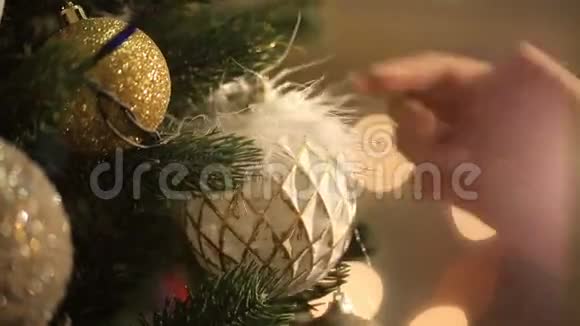 女孩挂在漂亮的圣诞树玩具上视频的预览图