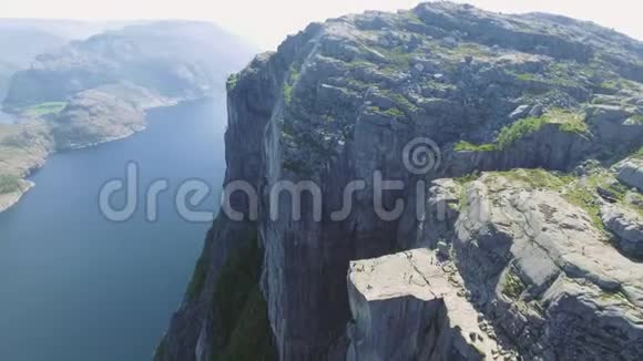 挪威Lysefjorden的纸浆岩Ryfylke最著名的旅游景点高604米视频的预览图