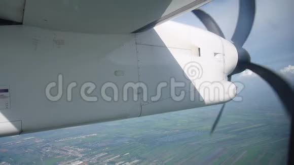 从菲赖机场起飞的空客双桨飞机俯瞰菲赖市视频的预览图