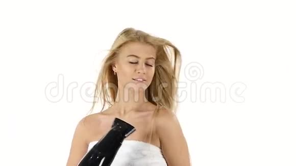 女洗手间用吹风机吹干头发视频的预览图