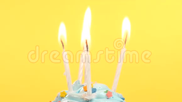 黄色的五支蜡烛烤生日蛋糕视频的预览图