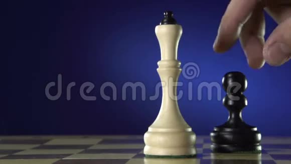 黑棋手用棋子击倒白王视频的预览图