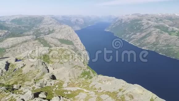 挪威Lysefjorden的纸浆岩Ryfylke最著名的旅游景点高604米视频的预览图