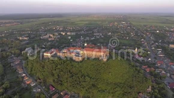 乌克兰Mukachevo堡Palanok中世纪要塞的鸟瞰图视频的预览图