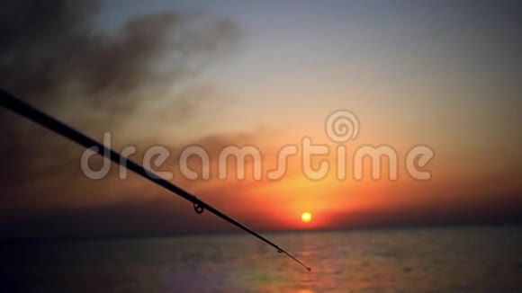 钓鱼者运动爱好钓竿或纺线视频的预览图