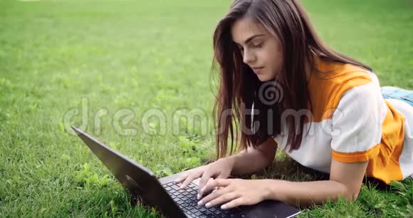 有笔记本电脑工作户外的女人视频的预览图