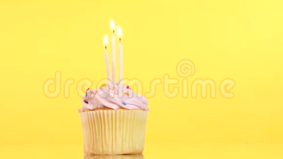 三支蜡烛烤生日蛋糕上视频的预览图