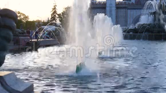 城市公园里美丽的喷泉太阳照亮了水的飞溅闪亮的水花视频的预览图