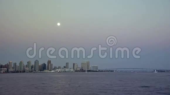 圣迭戈市天际线黄昏月上升时间过去视频的预览图