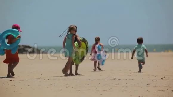孩子们在海滩上奔跑视频的预览图