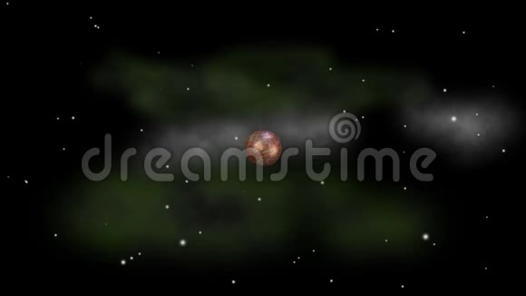 在一群陨石中旋转神奇的棕色星球从恒星和星云中飞来科幻视频动画视频的预览图