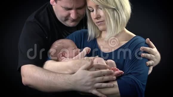 父母双手抱着小宝宝视频的预览图