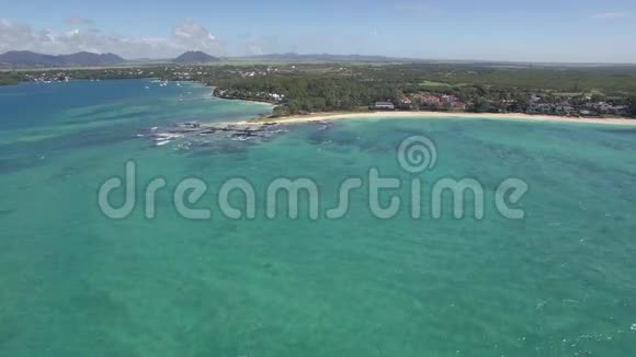 毛里求斯海岸线的景象鸟瞰视频的预览图