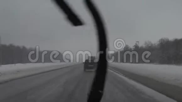 冬季阴天开车从出租车上看视频的预览图
