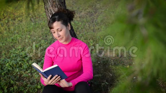 年轻女子在大自然中看书视频的预览图
