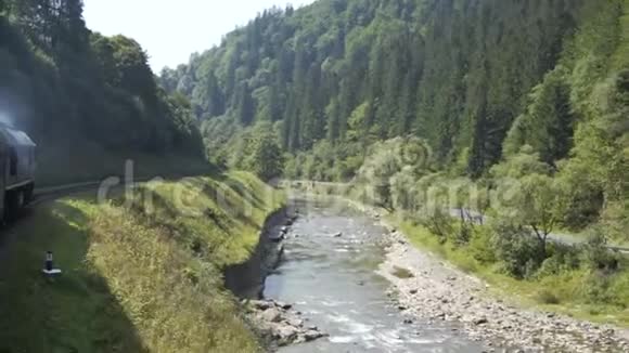 美丽的山景村庄道路和河流视频的预览图